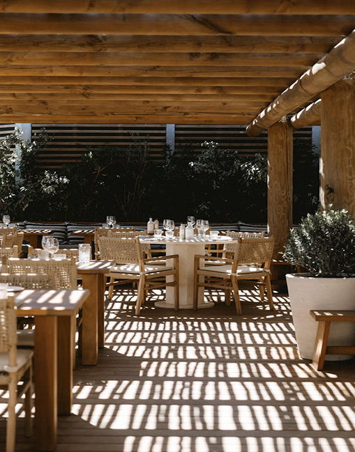 Table dressée Indie Beach huile et vinaigre maison – réservation restaurant Ramatuelle