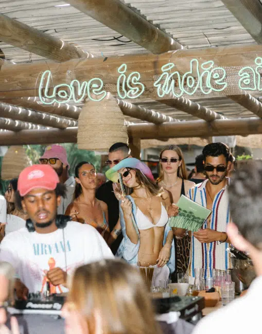 Soirée privée Indie Beach – DJ et néon Love Is Indie Air, privatisation restaurant Pampelonne