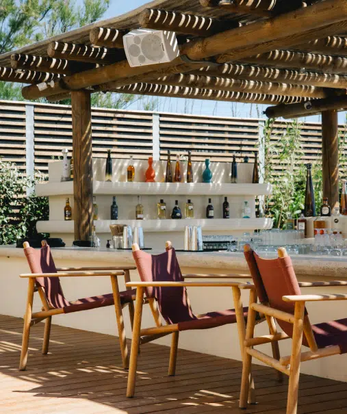 Bar Indie Beach Pampelonne – fauteuils safari et comptoir sous pergola face à la mer