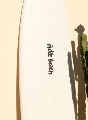 Planche de surf Indie Beach &ndash; bar et club de plage &agrave; Ramatuelle Pampelonne