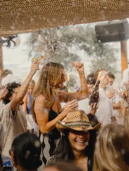 Danse et champagne au beach club Indie Beach Pampelonne &ndash; f&ecirc;te en plein air