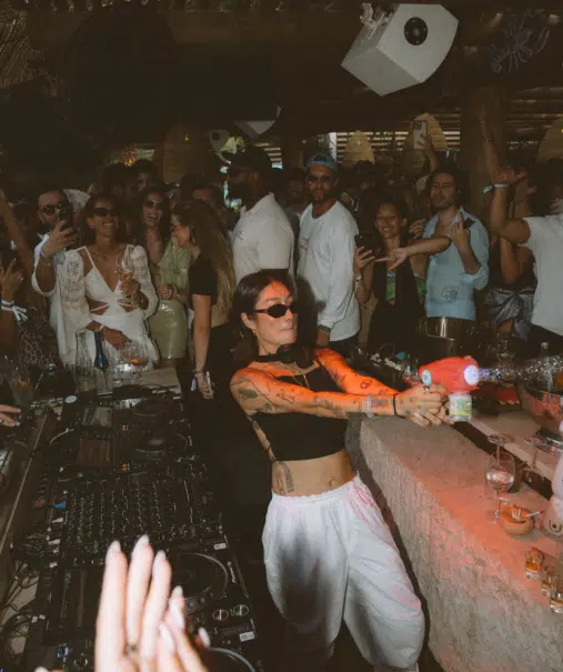 DJ set Indie Beach – DJette Pioneer au beach club Ramatuelle, foule en fête