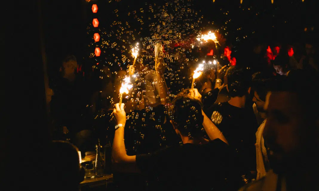 Magnums enflamm&eacute;s et cierges magiques &ndash; soir&eacute;e beach club Indie Beach Ramatuelle