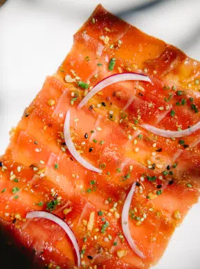 Saumon marin&eacute; fa&ccedil;on carpaccio &ndash; entr&eacute;e fra&icirc;che du restaurant plage Pampelonne