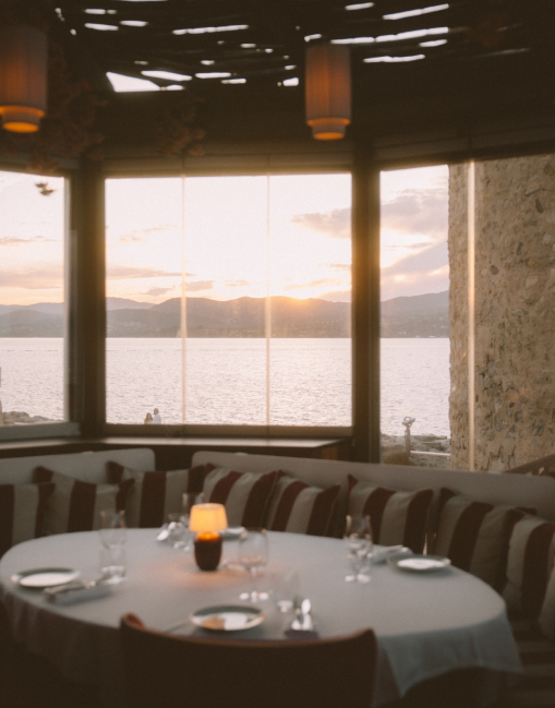 Table dressée Indie Beach huile et vinaigre maison – réservation restaurant Ramatuelle