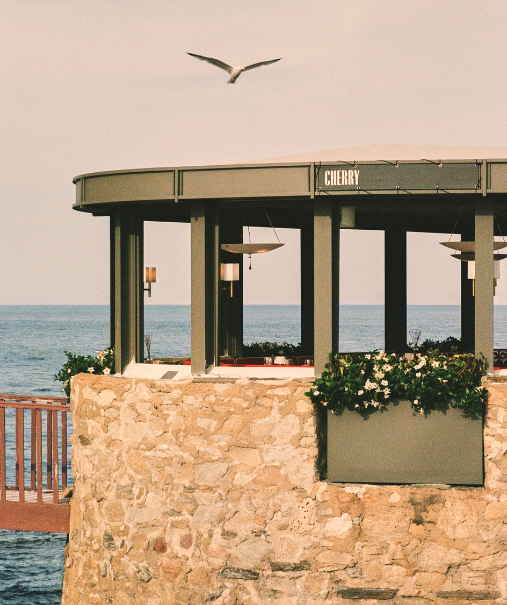 Transats Ramatuelle – plage privée Indie Beach avec parasols et vue sur la Méditerranée