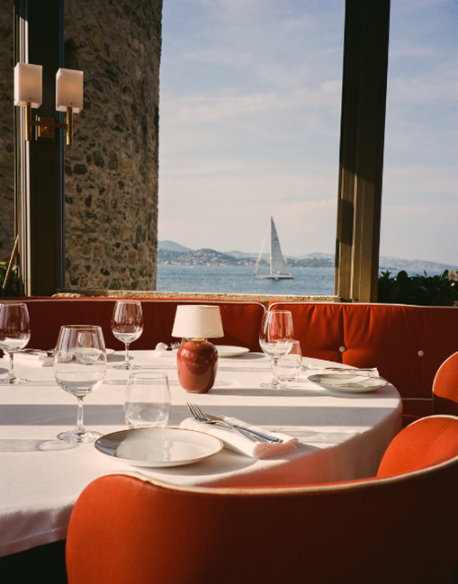 Salle sous pergola bois et chaises rotin – espace privatisable restaurant Indie Beach Pampelonne