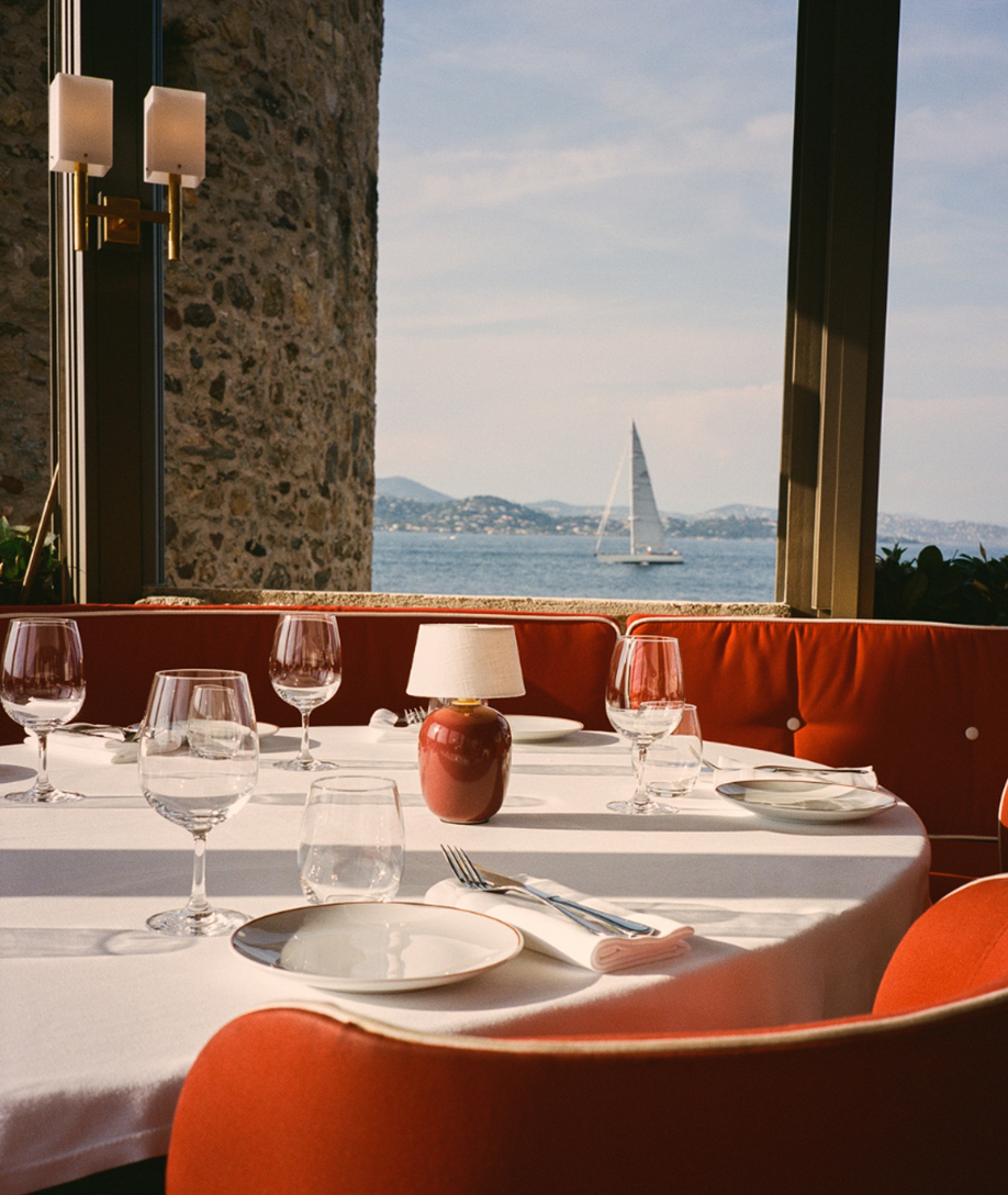 Bar en terrasse du restaurant de plage Pampelonne, pergola bois et ambiance méditerranéenne